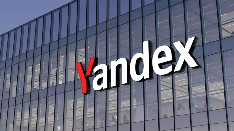 Cam cepheli bir binanın üzerinde Yandex logosu