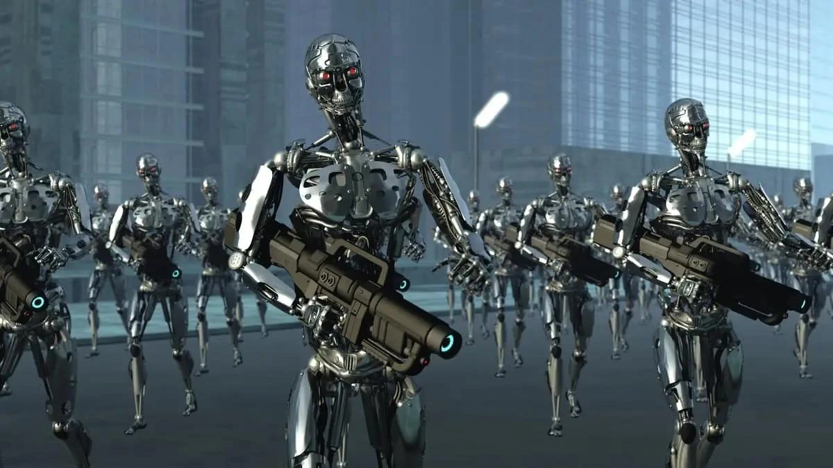 Silah taşıyan insansı robotların şehir ortamındaki görüntüsü