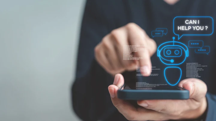 Bir kişi akıllı telefon ekranındaki yapay zekâ arayüzüne dokunuyor