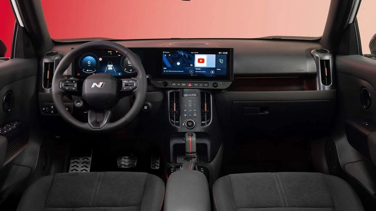 Yeni Hyundai Bayon’un dijital ekranları ve fiziksel kontrol düğmeleri bulunan iç mekânı