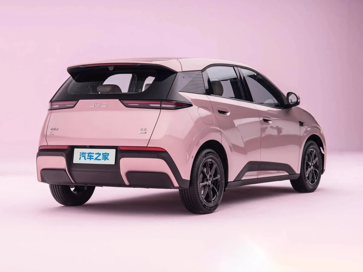 Pembe BYD Seagull’un arkadan çapraz görünümü