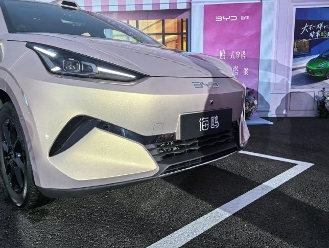 Tanıtım alanında sergilenen yeni nesil BYD Seagull’ın ön tasarımı