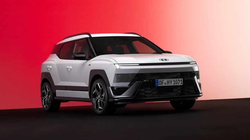 Beyaz yeni Hyundai Bayon’un önden üç çeyrek açıdan görünümü.
