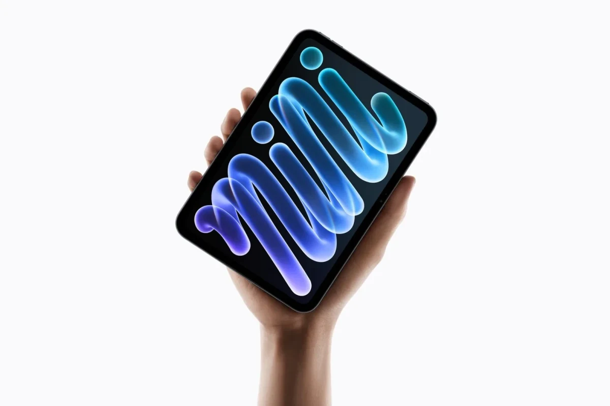 Bir el üzerinde dikey tutulan yeni iPad mini ve renkli ekran görseli