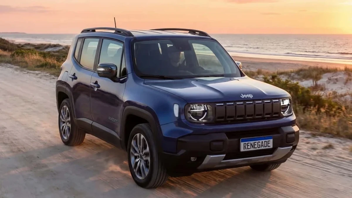 Sahil yolunda duran mavi Jeep Renegade