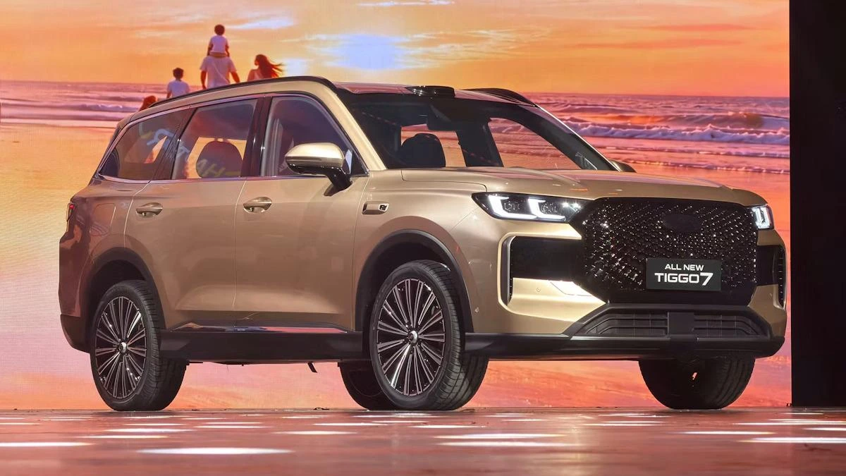 Yeni Chery Tiggo 7 sahil manzarası önünde