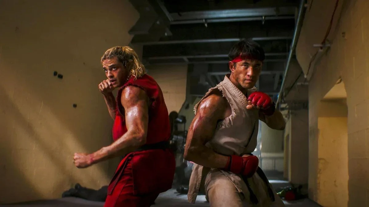Street Fighter filminde Ryu ve Ken dövüş pozisyonunda