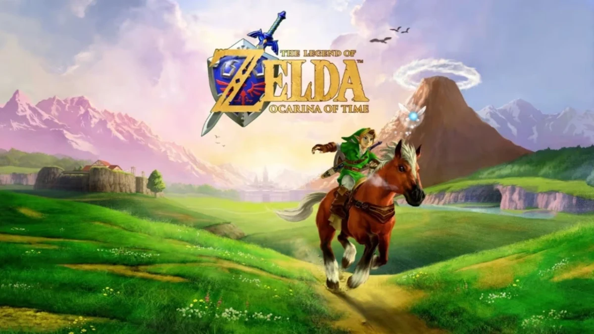 The Legend of Zelda: Ocarina of Time görselinde Link, at üzerinde yeşil bir arazide ilerliyor.