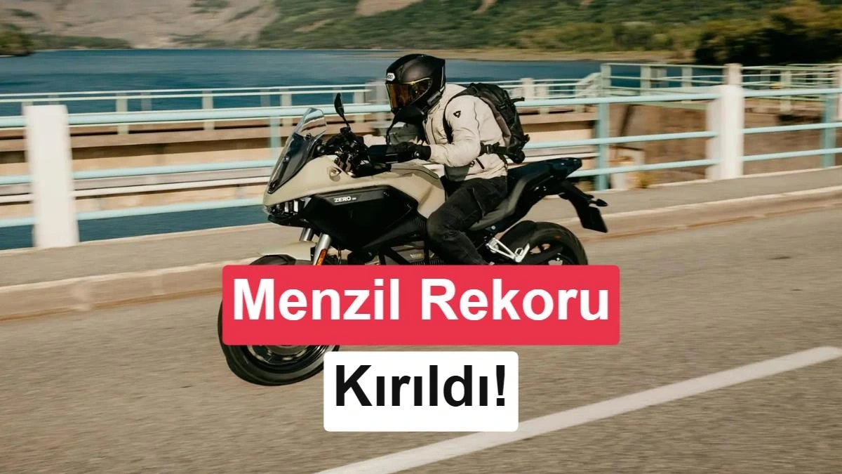 Köprü üzerinde ilerleyen elektrikli motosiklet sürücüsü