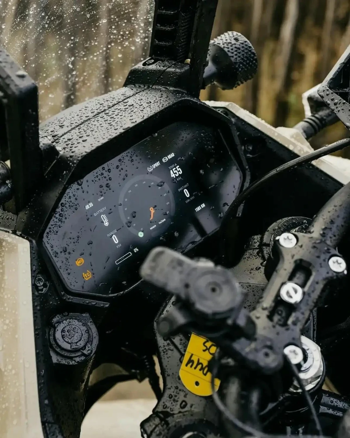 Yağmur damlalarıyla kaplı elektrikli motosiklet gösterge paneli